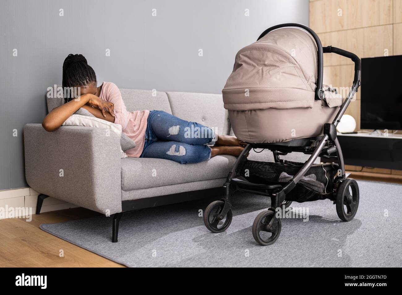 Déprimé Afro-américaine malheureuse femme avec Newborn. Une maman frustrée Banque D'Images