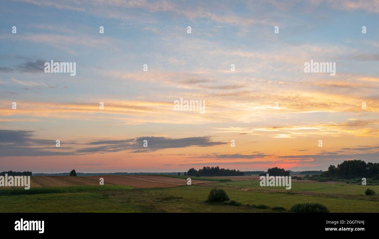 Coucher de soleil coloré sur la forêt et champs aériens dans la lumière du coucher de soleil, Podlaskie Voivodeship, Pologne, Europe Banque D'Images