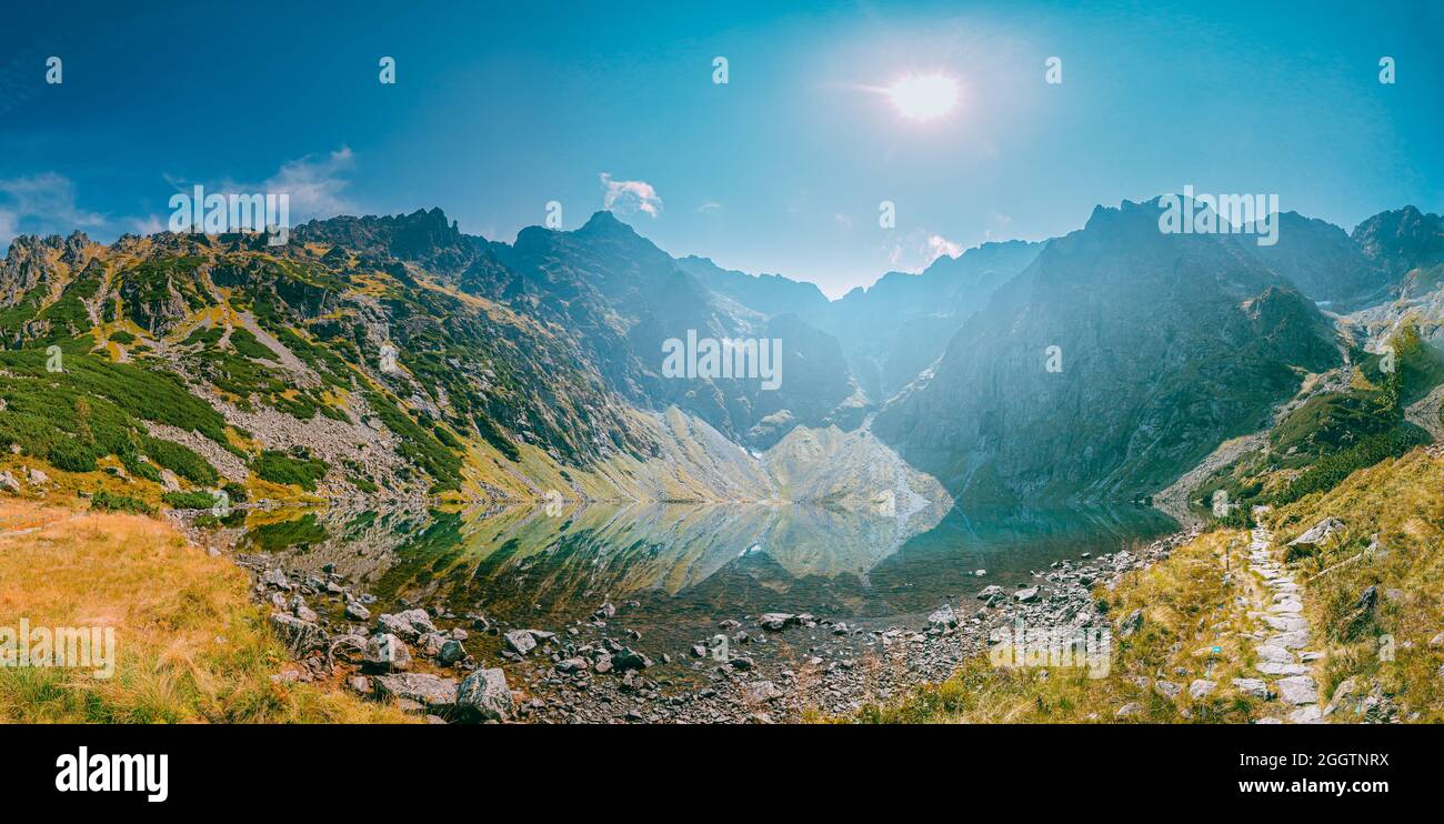 Parc national de Tatra, Pologne. Lac Czarny Staw sous Rysy et paysage des montagnes d'été. Belle nature, vue panoramique panoramique sur la vallée des cinq lacs Banque D'Images