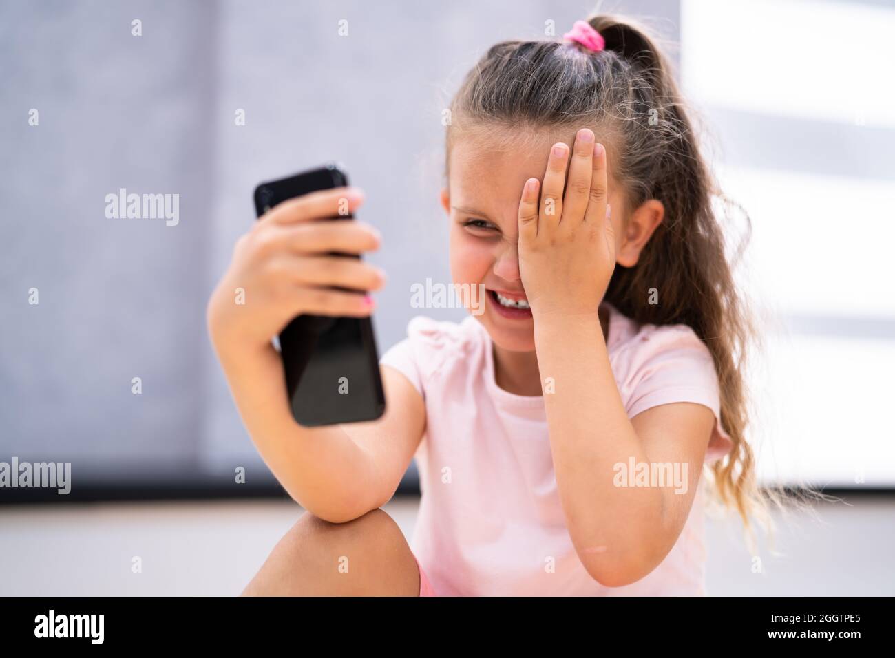 Douleur oculaire, fatigue et spasme. Yeux qui démangent après l'utilisation du téléphone Banque D'Images