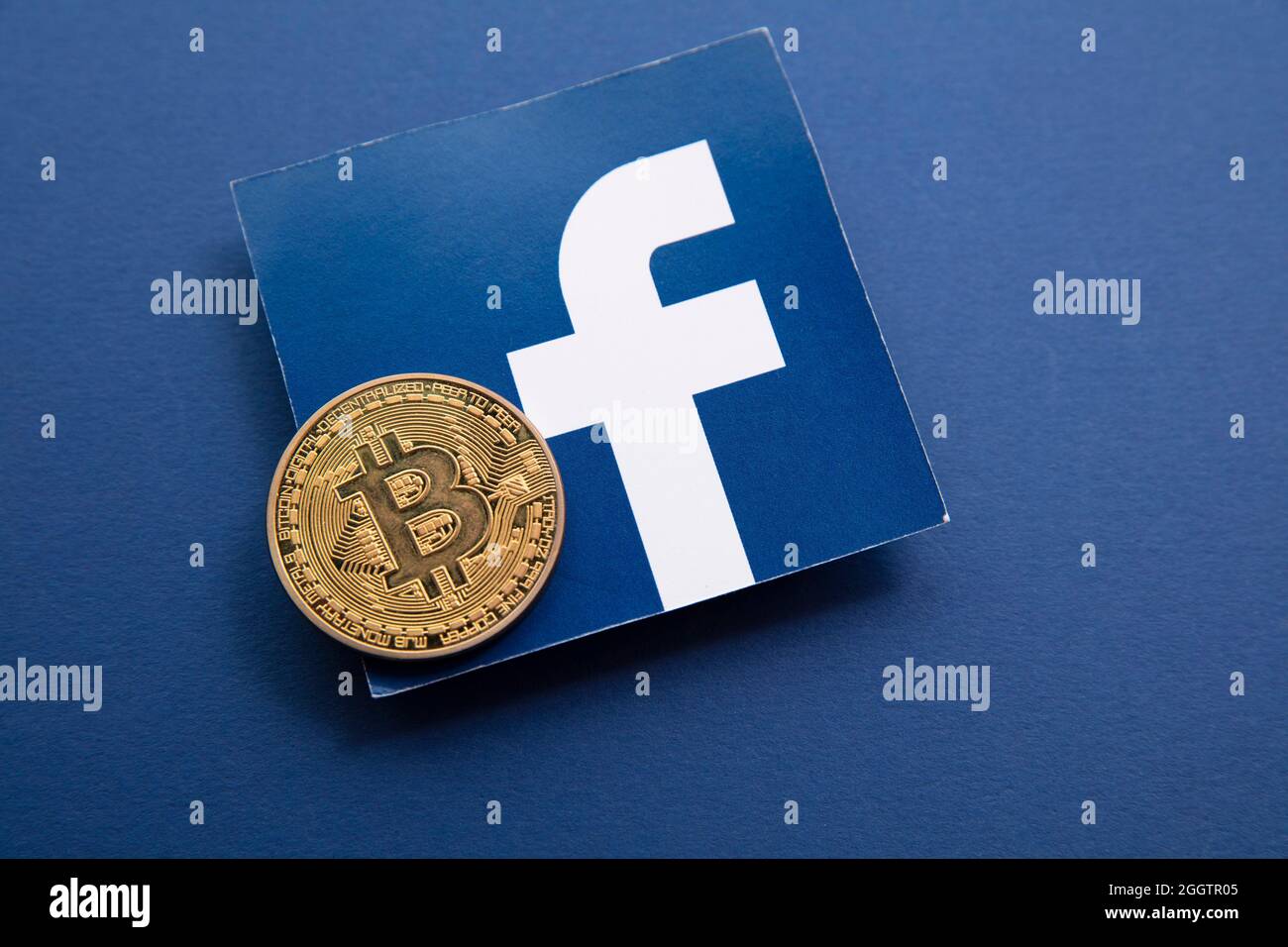 LONDRES, Royaume-Uni - septembre 2021 : crypto-monnaie Bitcoin sur un logo facebook Banque D'Images