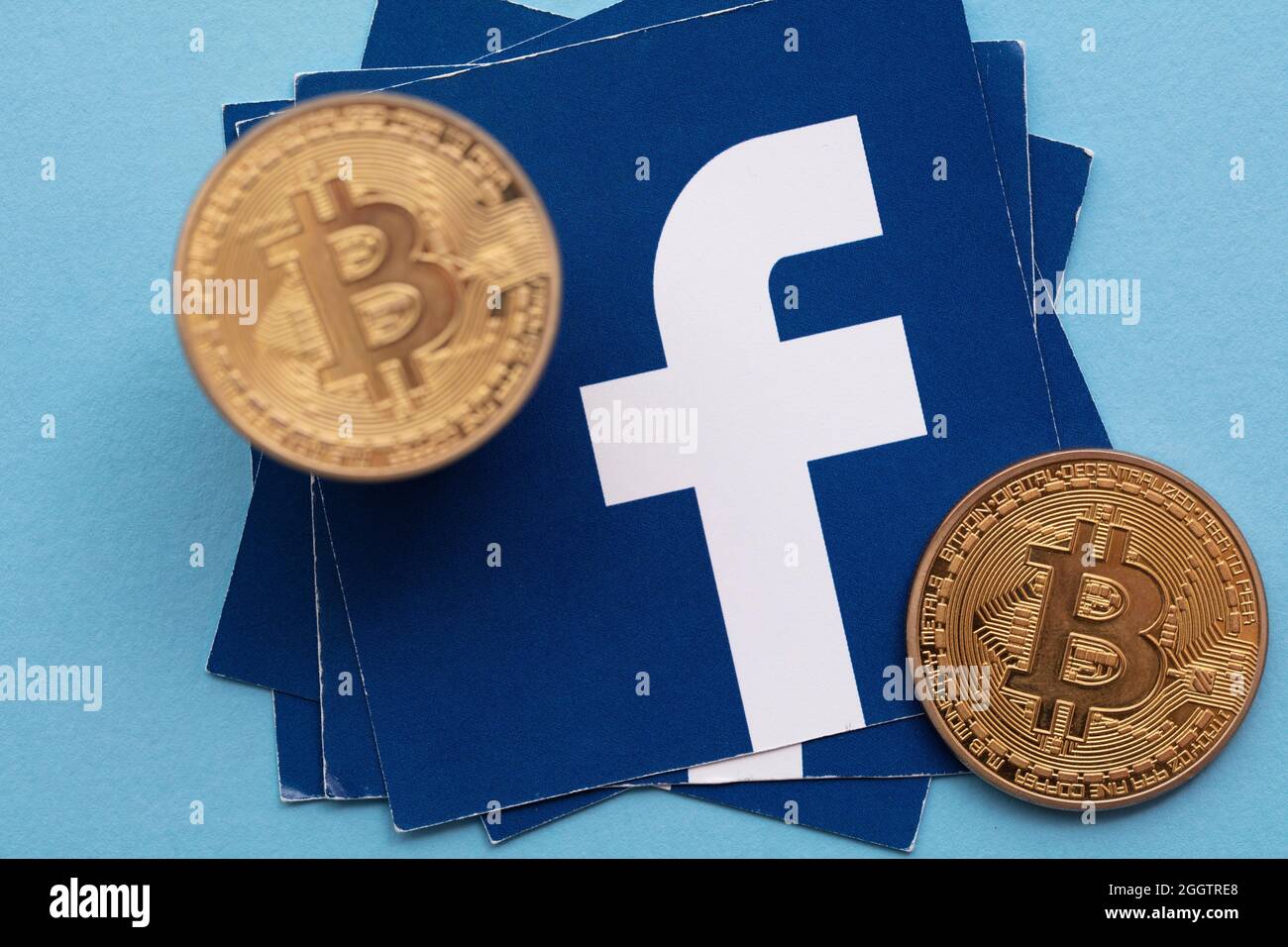 LONDRES, Royaume-Uni - septembre 2021 : crypto-monnaie Bitcoin sur un logo facebook Banque D'Images