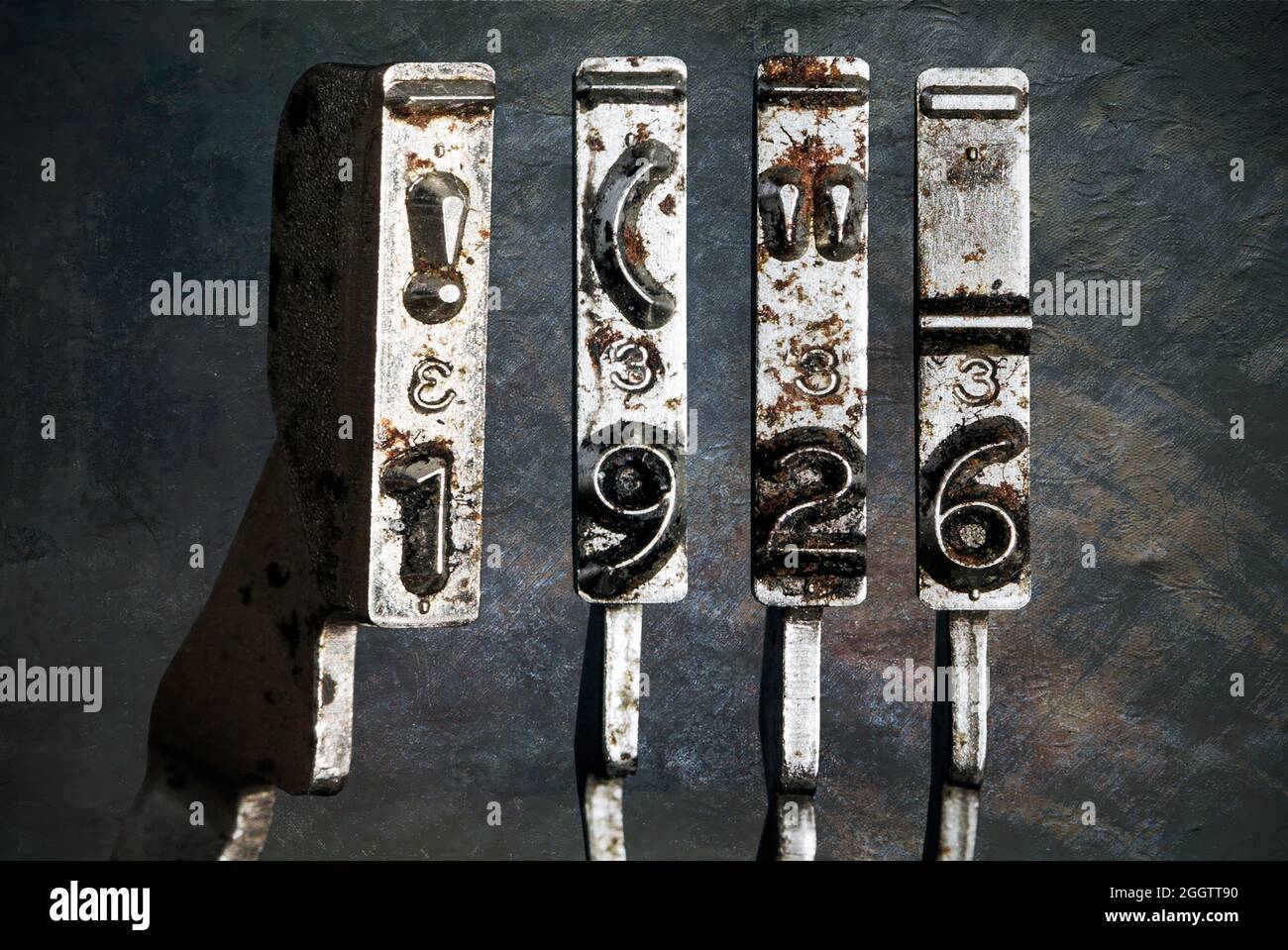 vieux marteaux de machine à écrire vintage avec la date 1926 isolé Banque D'Images