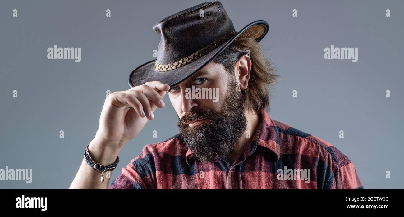 Chapeau de cowboy. Portrait d'un jeune homme portant un chapeau de cow-boy. Cowboys en chapeau. Jolie macho barbu. Cow-boys non rasés. Cow-boy américain. Cuir Banque D'Images