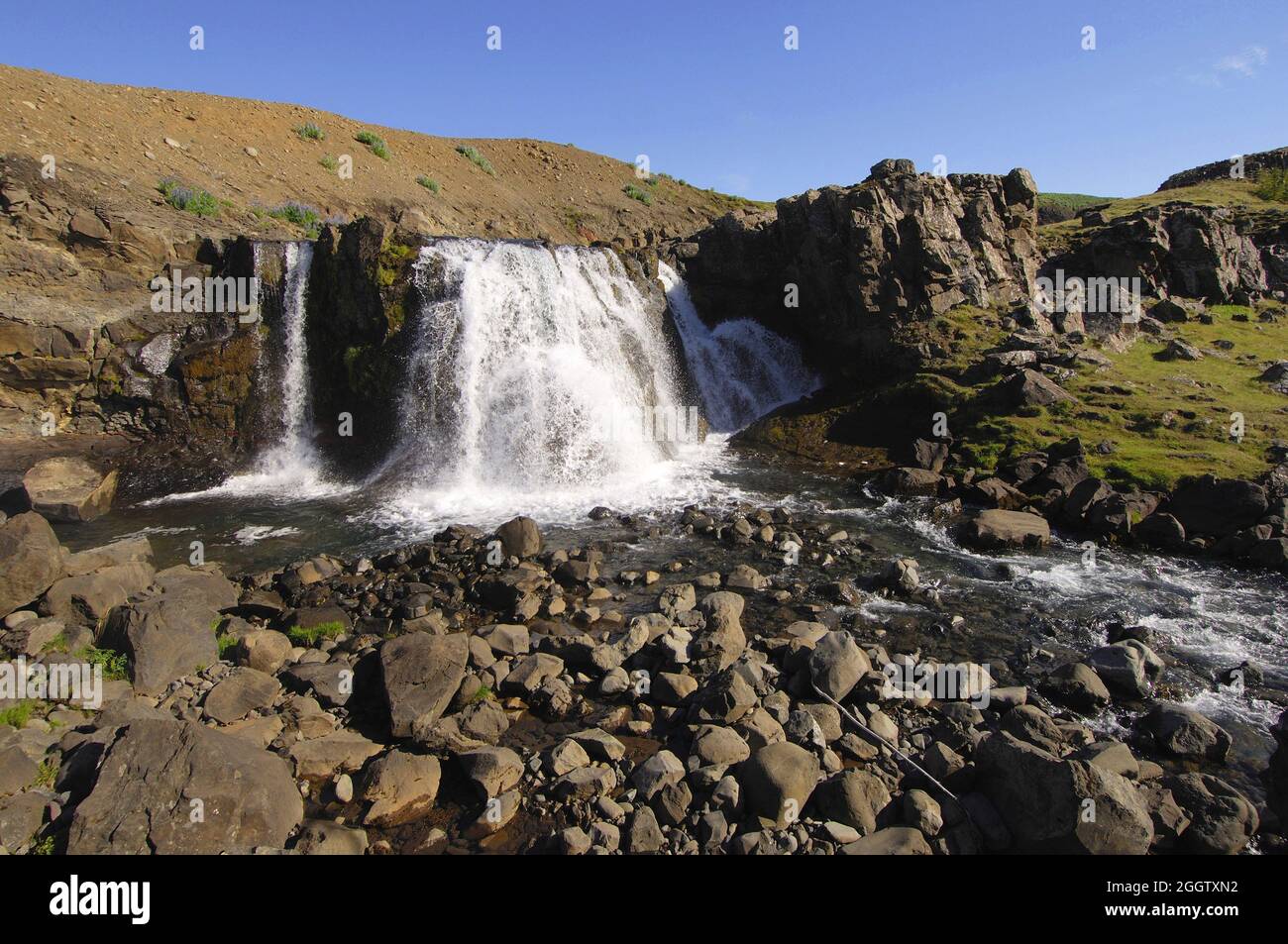 Chute d'eau et lit de ruisseau rocheux, Hvalfjordur, Islande Banque D'Images