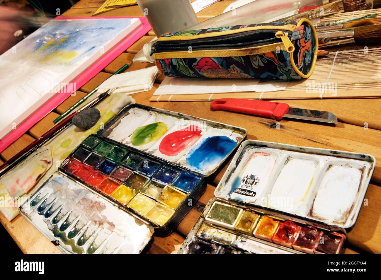 boîtes de peinture aquarelle avec pinceaux sur un tabel Banque D'Images