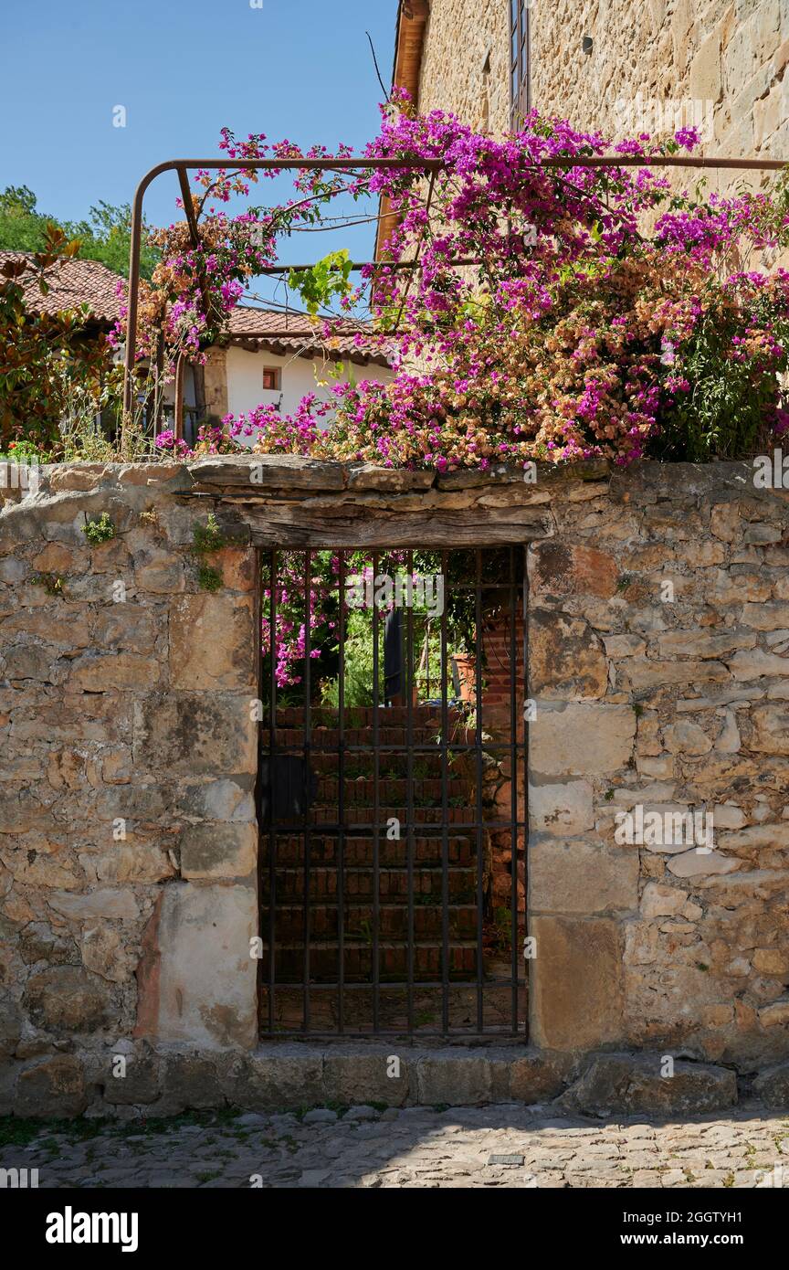 Mur en pierre et porte en fer forgé, Santillana del Mar, Cantabrie, Espagne, Europe Banque D'Images