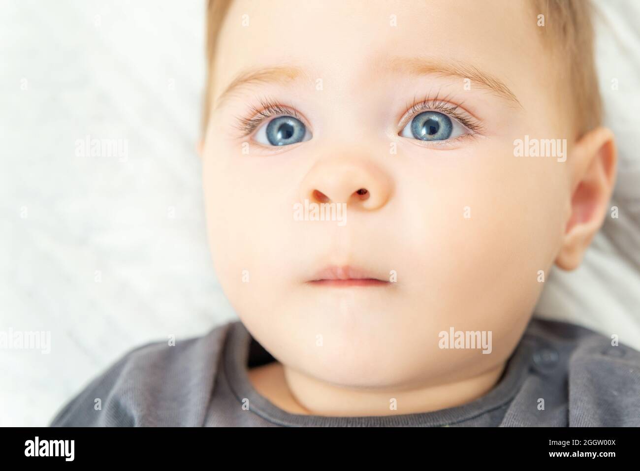 Portrait Tres Rapproche D Un Bebe De Dix Mois Bleu Yeux Rouge Cheveux Petit Enfant Photo Stock Alamy