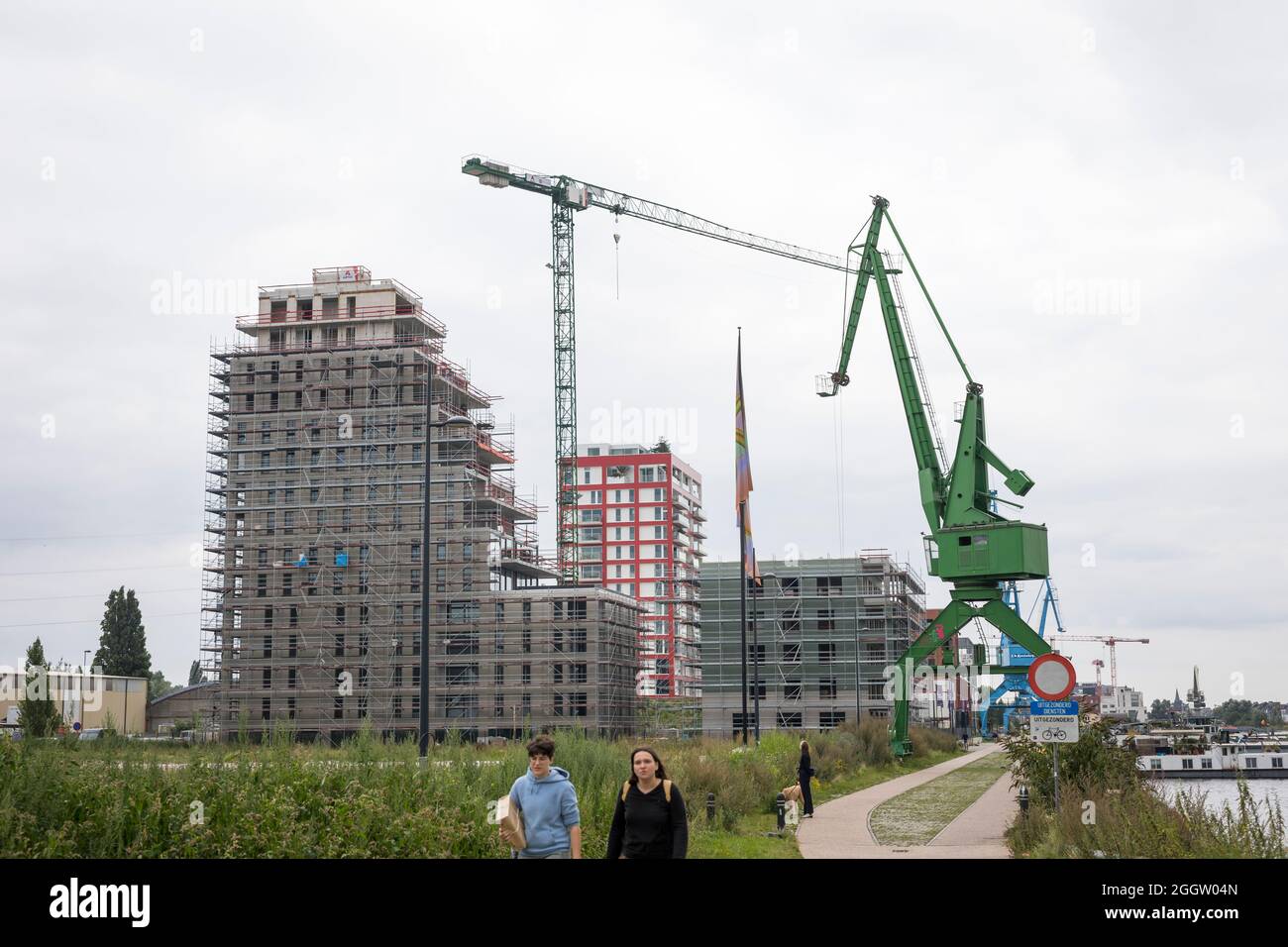 Nouveau bâtiment d'appartements sur les anciens quais de Gand en laissant les grues comme monuments du passé Banque D'Images