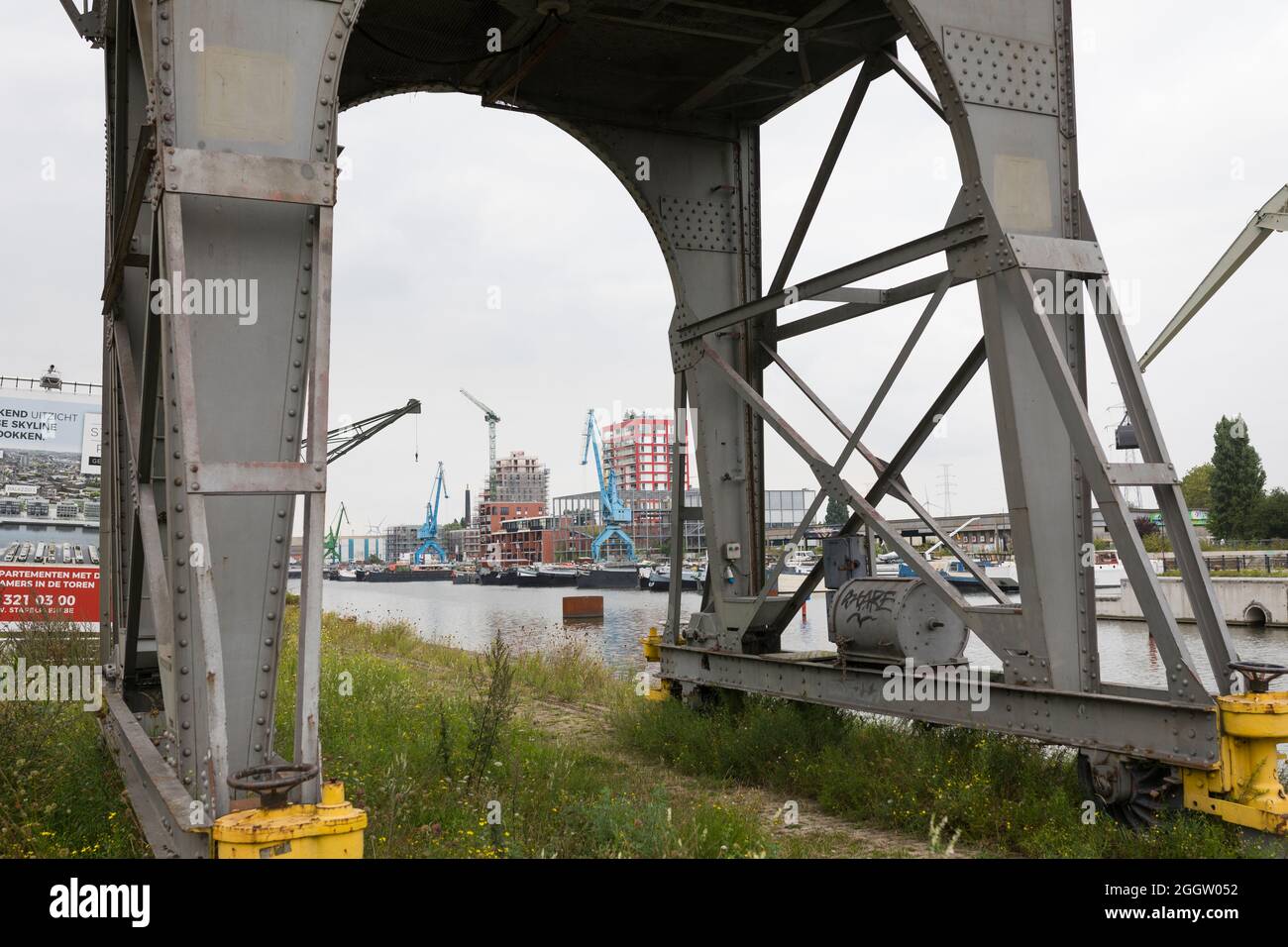 Nouveau bâtiment d'appartements sur les anciens quais de Gand en laissant les grues comme monuments du passé Banque D'Images