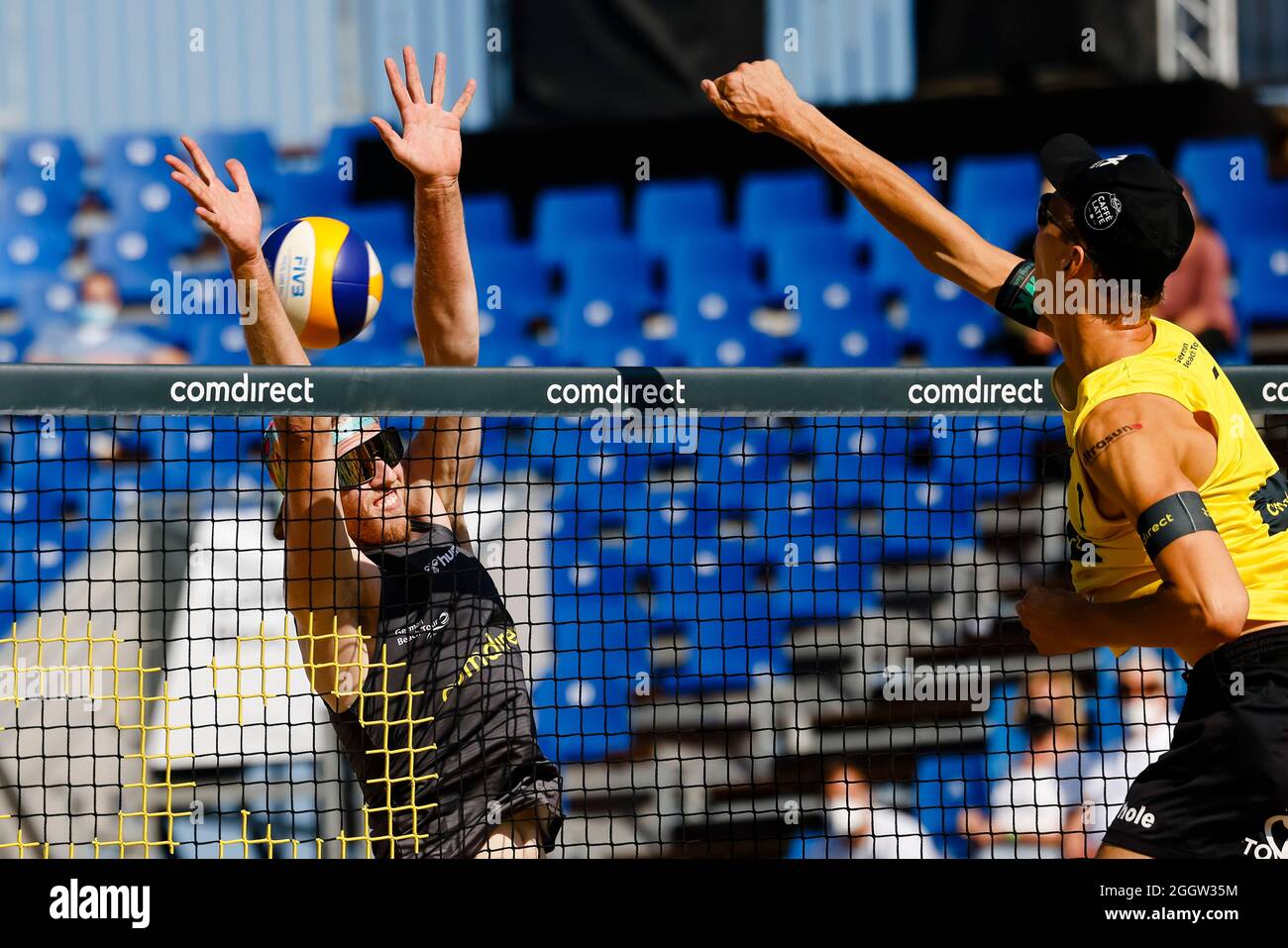 Timmendorfer Strand, Allemagne. 03ème septembre 2021. Volleyball/Plage: Championnats d'Allemagne, hommes, 1er tour, Thole/Wickler (ETV Hamburg) - Mäuler/Rudolf (Capital Beacher): Julius Thole (r) fait une balle à travers les bras de Niklas Rudolf. Credit: Frank Molter/dpa/Alay Live News Banque D'Images