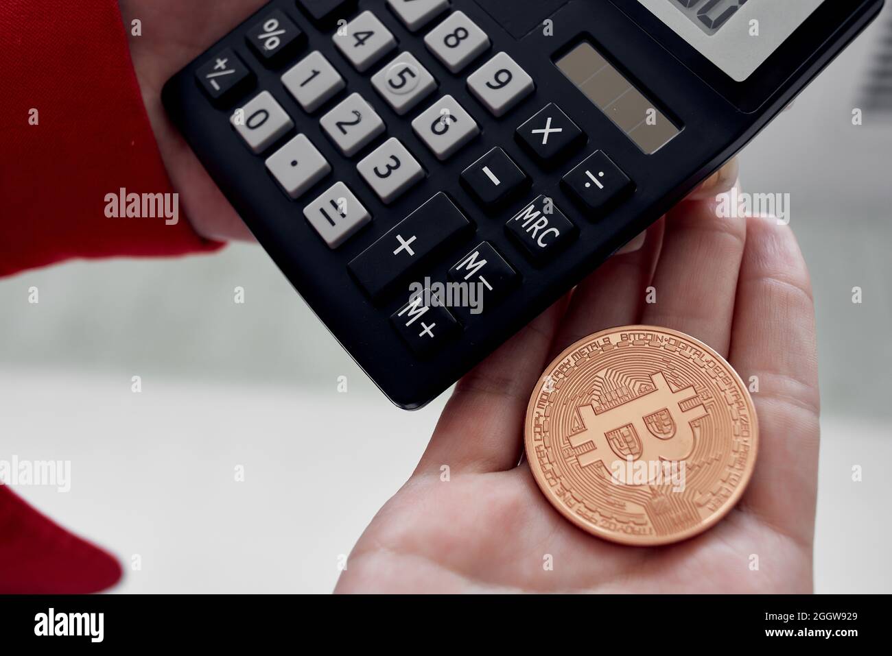 Calculatrice Bitcoin crypto-monnaie qui calcule le coût de la finance  Internet Photo Stock - Alamy