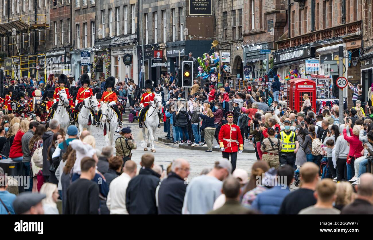 Royal Mile, Édimbourg, Écosse, Royaume-Uni, 3 septembre 2021. Royal Scots Dragoon Guards Parade: Le accompagné de leurs tuyaux et tambours et monté des chevaux gris défilé pour célébrer le 50e anniversaire de leur fusion (fusionné en 1971 des Royal Scots Grays et les 3e carabiners). Il s’agit du seul régiment de cavalerie d’Écosse aux chevaux gris caractéristiques Banque D'Images