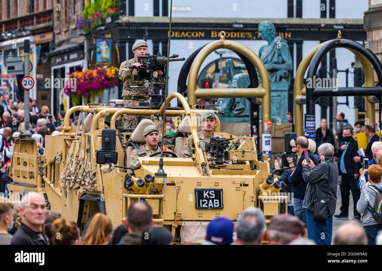 Royal Mile, Édimbourg, Écosse, Royaume-Uni, 3 septembre 2021. Royal Scots Dragoon Guards Parade: Le accompagné de leurs tuyaux et tambours et monté des chevaux gris défilé pour célébrer le 50e anniversaire de leur fusion (fusionné en 1971 des Royal Scots Grays et les 3e carabiners) . Photo : véhicules utilitaires légers armés Banque D'Images