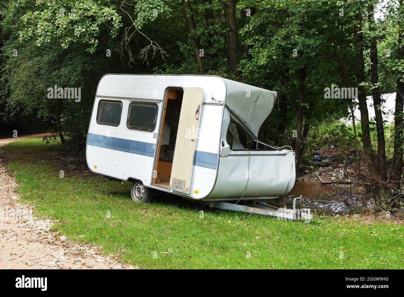 Caravane cassée près d'un ruisseau Photo Stock - Alamy