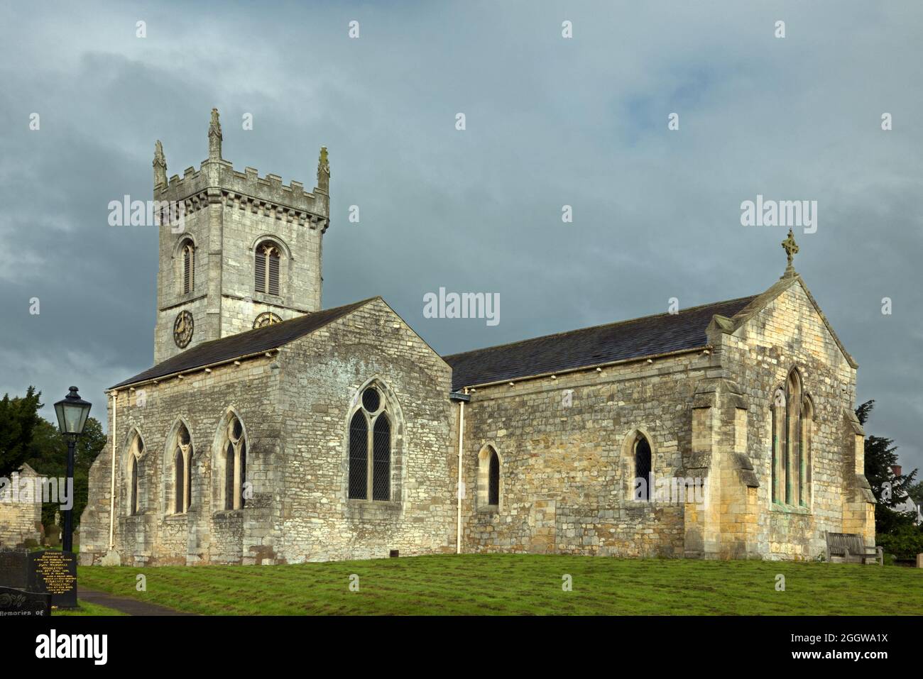 L'église de la Toussaint à Saxton, dans le Yorkshire, date du XIe siècle. Il s'agit maintenant d'un bâtiment classé dans la catégorie I. Banque D'Images