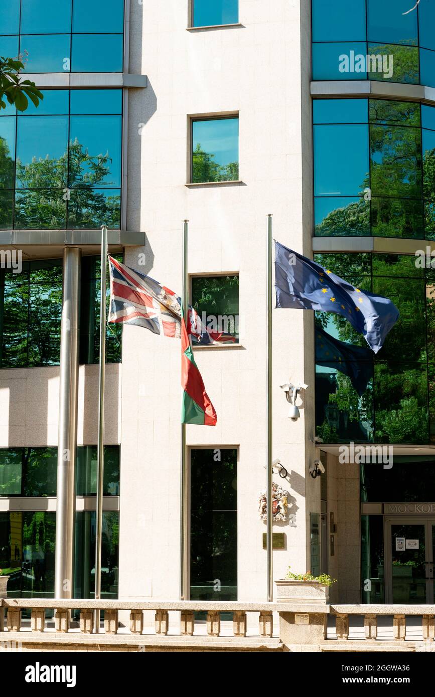 Drapeau britannique et drapeau de l'Union européenne volant à l'extérieur du bâtiment de l'ambassade britannique à Sofia (Bulgarie) en mai 2021 Banque D'Images