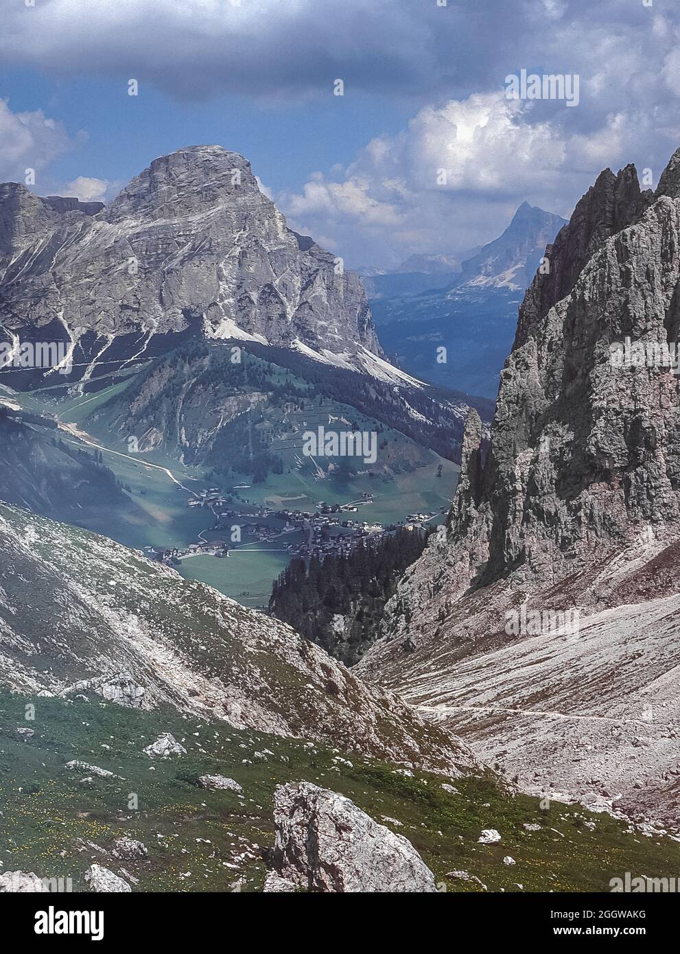 Vue sur la longue vallée escarpée du Val d'mesdi vers le village de Corvara et la montagne de Sass Songher dans les Dolomites italiens Banque D'Images