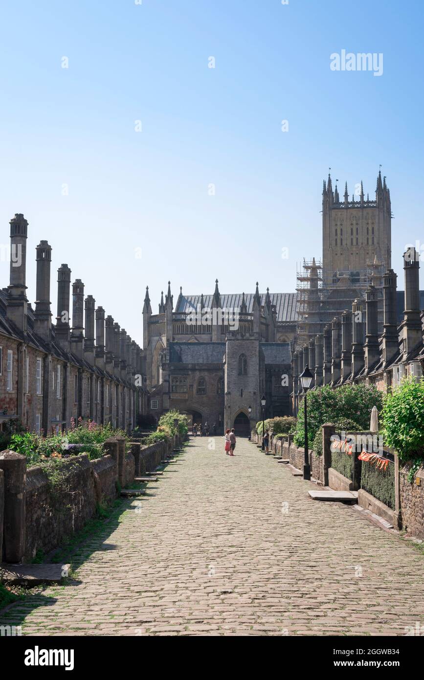 Puits Vicar's Close, vue sur la cathédrale de Wells et Vicar's Close - l'exemple le plus complet d'un quartier médiéval en Angleterre, Wells, Somerset, Royaume-Uni Banque D'Images