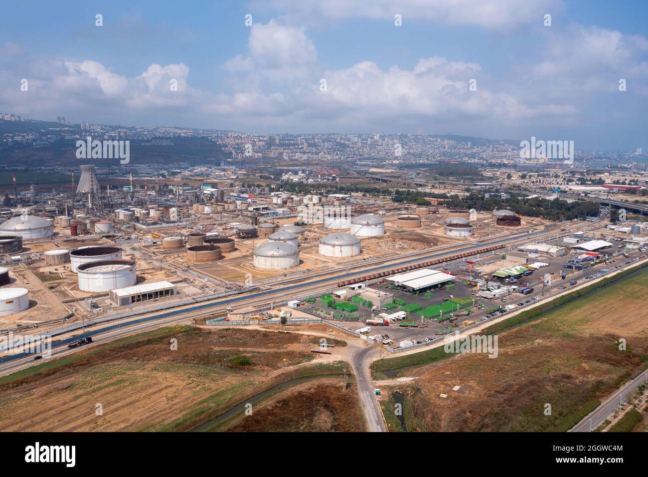 Les installations de la raffinerie de pétrole d'Haïfa se composent avec la ville en arrière-plan, vue aérienne. Banque D'Images