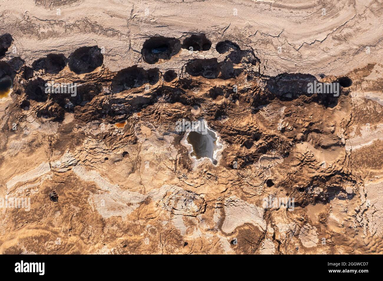 Cavités naturelles du littoral de la mer Morte, vue aérienne. Banque D'Images