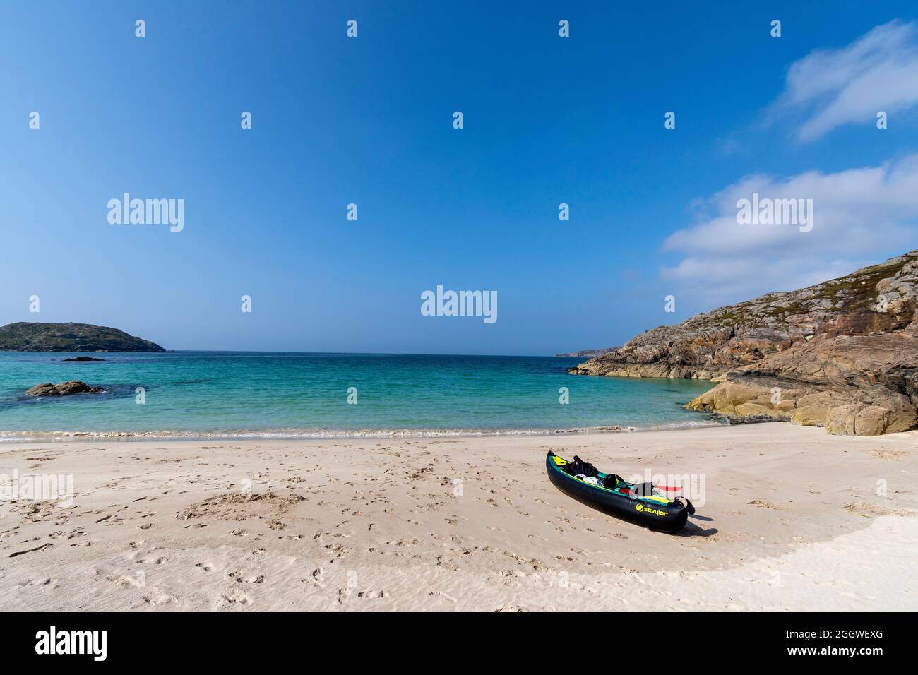 ACHMELVICH SUTHERLAND ÉCOSSE CANOË NOIR LA BAIE EN ÉTÉ UNE PLAGE DE SABLE BLANC ET MER TURQUOISE Banque D'Images