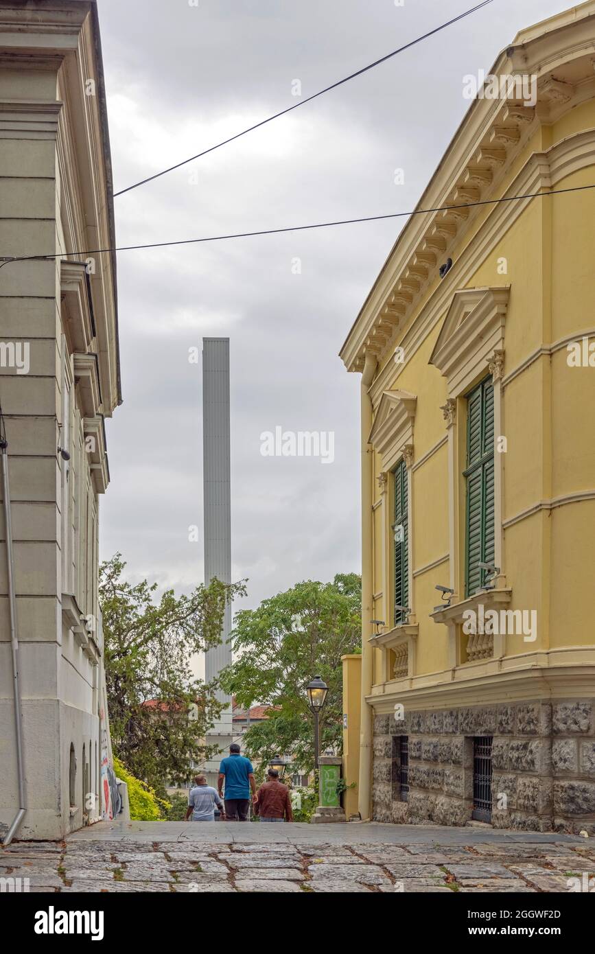 Belgrade, Serbie - 28 août 2021 : point d'intérêt de l'Obélisque vue du pilier du mouvement non aligné entre les bâtiments de la vieille ville de Belgrade. Banque D'Images