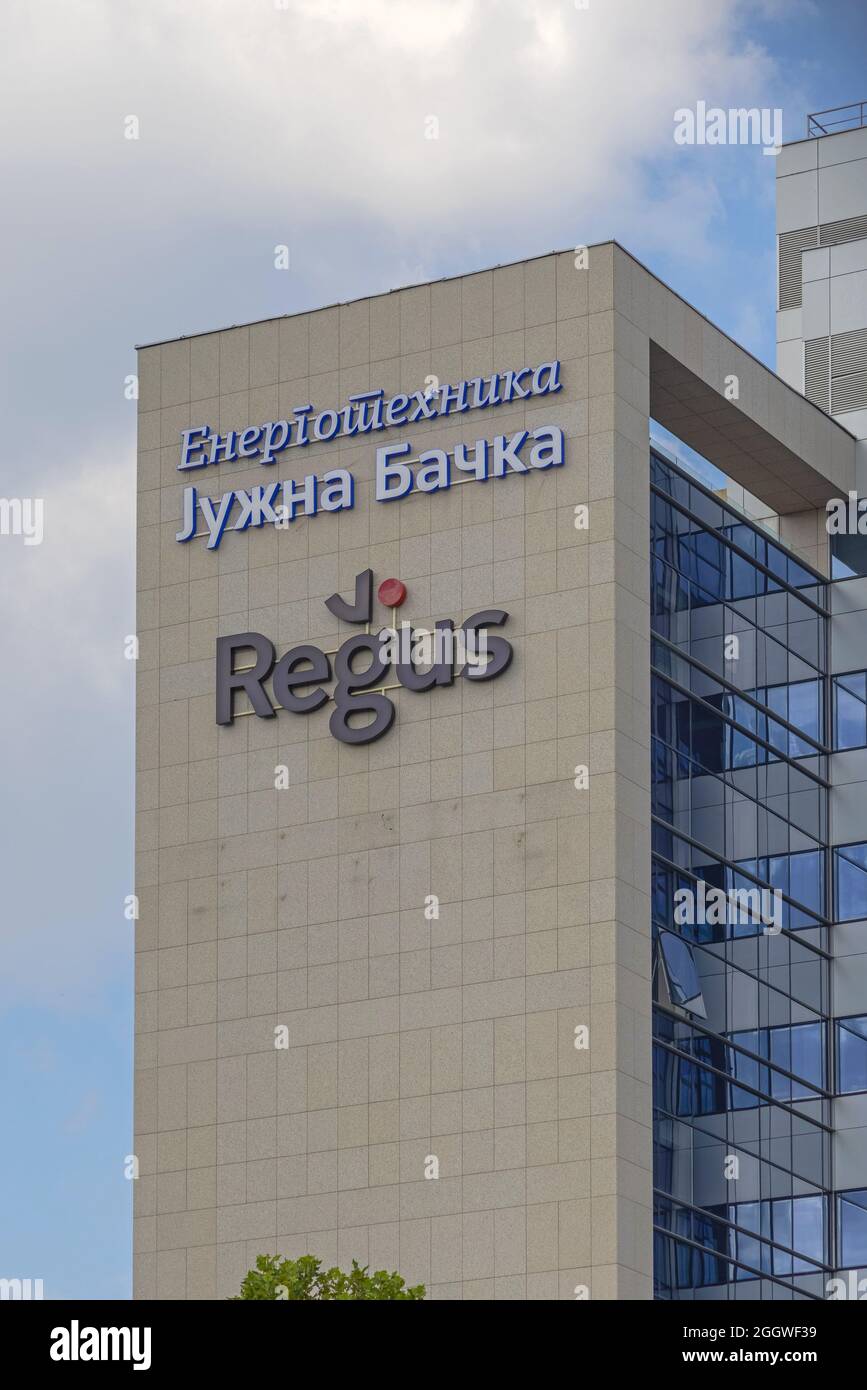 Belgrade, Serbie - 31 août 2021 : panneau Big Regus dans le bâtiment de bureaux de New Belgrade. Banque D'Images