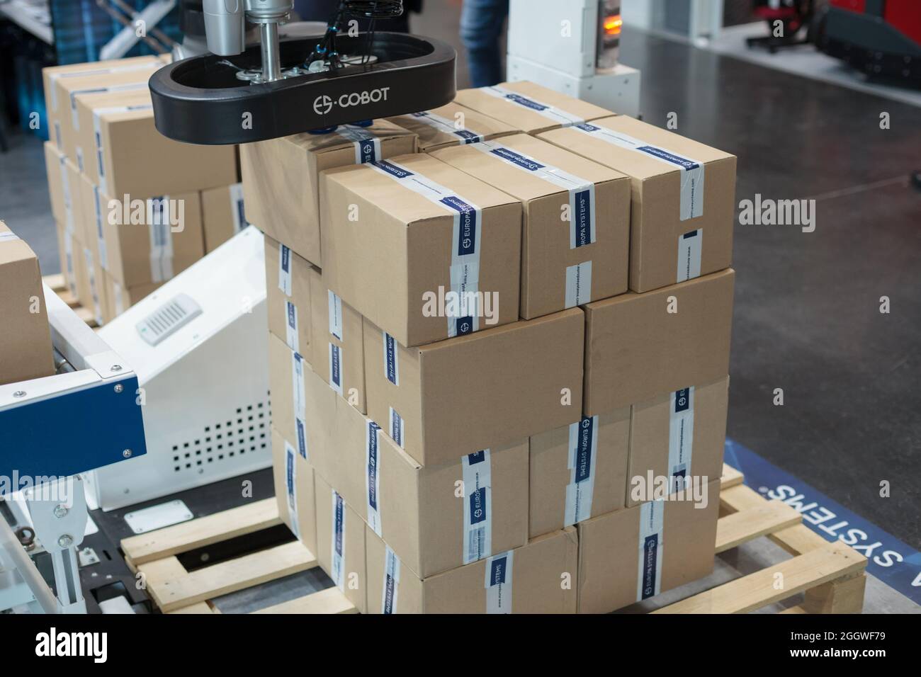 Poznan, Pologne 06 août 2021 : ITM Industry Europe. Bras de robot dans le processus technologique, robot industriel automatique. Emballage et commerce électronique. ES COBOT - COLLA Banque D'Images