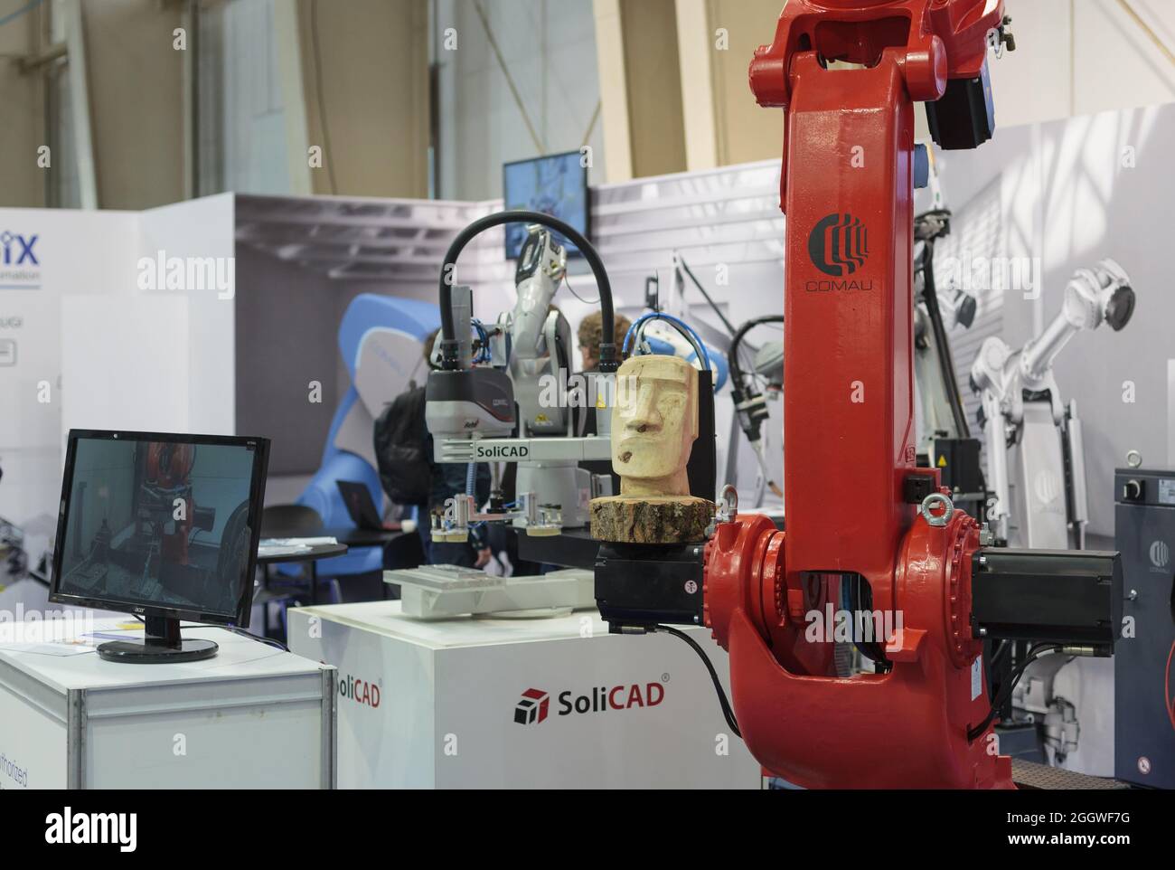 Poznan, Pologne 06 août 2021 : ITM Industry Europe, High-TECH EXPO. Gros plan du bras du robot COMAU dans le processus technologique, robot industriel automatique. Banque D'Images