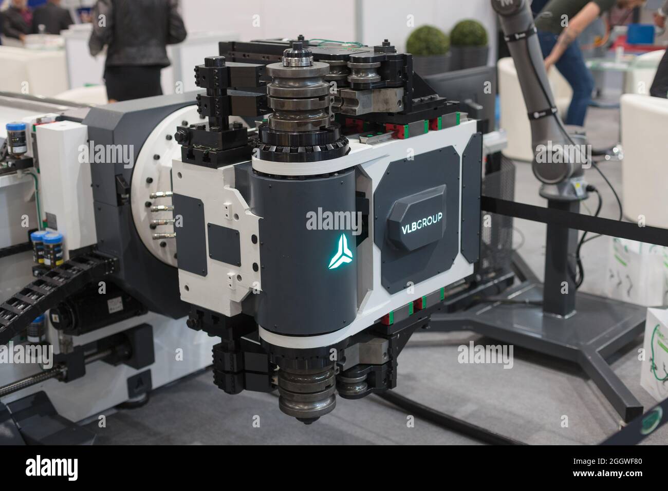 Poznan, Pologne 06 août 2021 : GROUPE VLB. Benders à tube CNC entièrement électriques, robot industriel automatique. ITM Industry Europe, EXPO HAUTE TECHNOLOGIE. Banque D'Images
