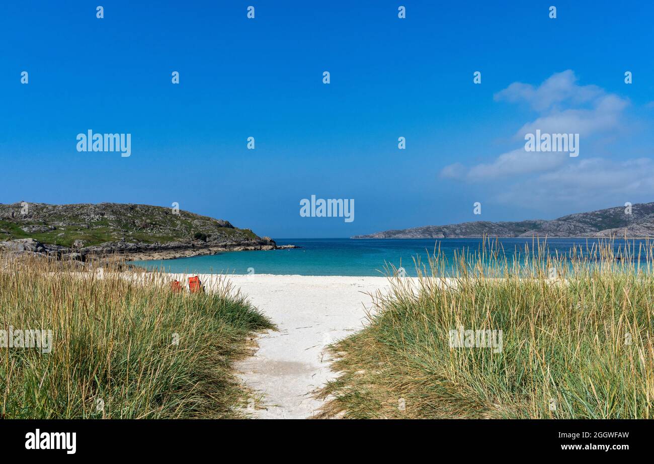 ACHMELVICH SUTHERLAND ÉCOSSE CHAISES D'ÉTÉ ROUGE UNE PLAGE DE SABLE BLANC VERT MARRAM HERBE ET UNE MER TURQUOISE CLAIR Banque D'Images