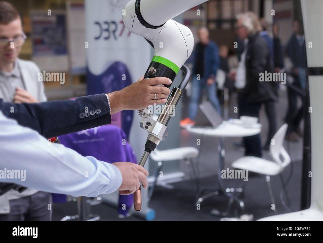 Poznan, Pologne 06 août 2021: Robot Fanuc CRX-10iA robots collaboratifs. Bras de robot dans le processus technologique, robot industriel automatique. ITM Industrie Europe Banque D'Images