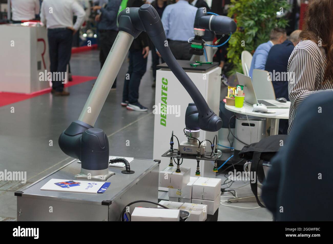 Poznan, Pologne 06 août 2021 : ITM Industry Europe, High-TECH EXPO. Bras robot Doosan dans le processus technologique, robot industriel automatique. Rob. Collaborative Banque D'Images