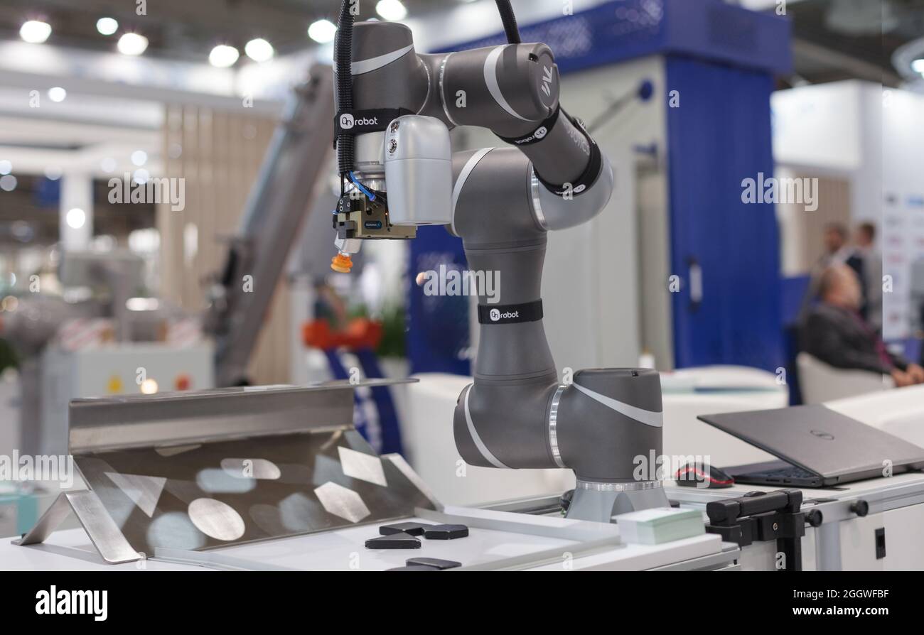 Poznan, Pologne 06 août 2021 : robots collaboratifs TM. Bras de robot dans le processus technologique, robot industriel automatique. ITM Industry Europe. Banque D'Images