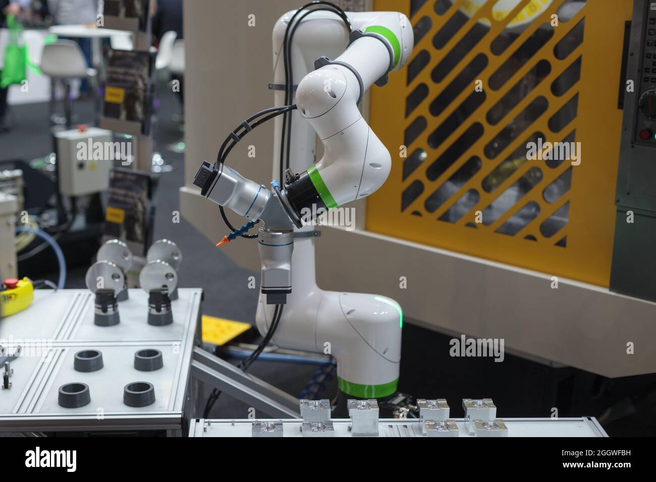 Poznan, Pologne 06 août 2021: Robot Fanuc CRX-10iA robots collaboratifs. Bras de robot dans le processus technologique, robot industriel automatique. ITM Industrie Europe Banque D'Images