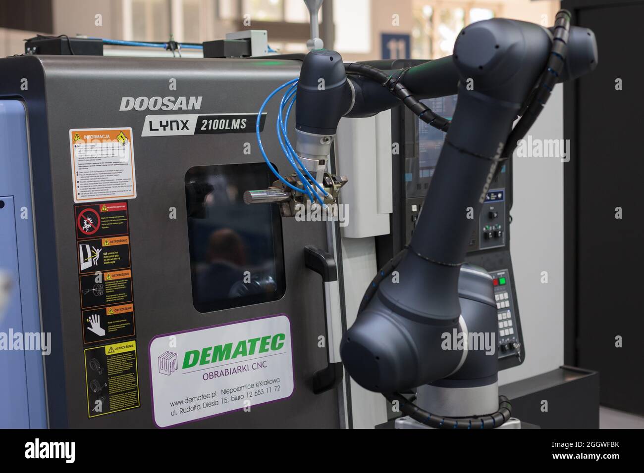 Poznan, Pologne 06 août 2021 : ITM Industry Europe, High-TECH EXPO. Bras robot Doosan dans le processus technologique, robot industriel automatique. Rob. Collaborative Banque D'Images