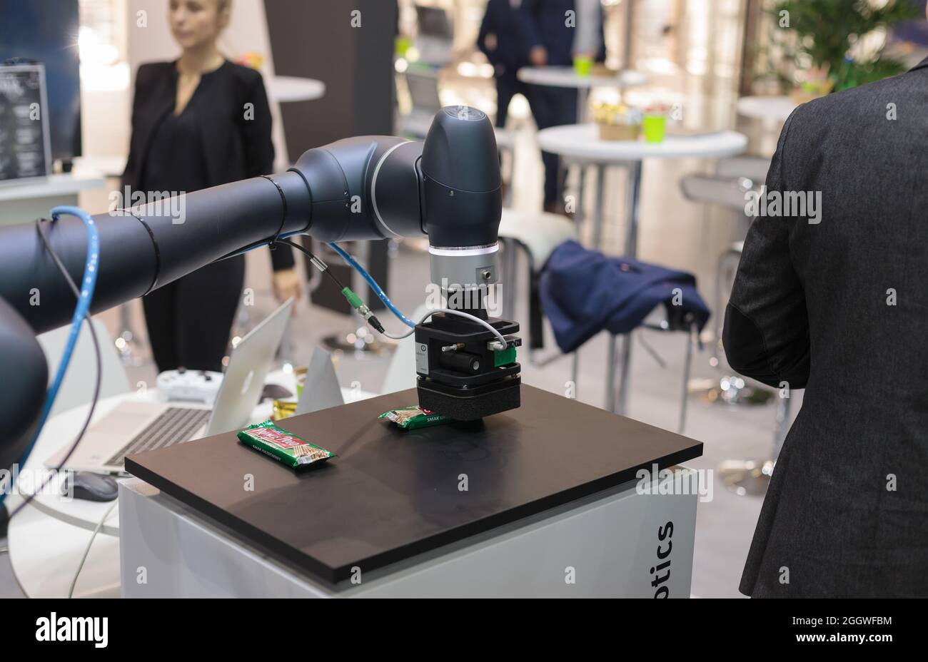 Poznan, Pologne 06 août 2021 : ITM Industry Europe, High-TECH EXPO. Bras robot Doosan dans le processus technologique, robot industriel automatique. Rob. Collaborative Banque D'Images