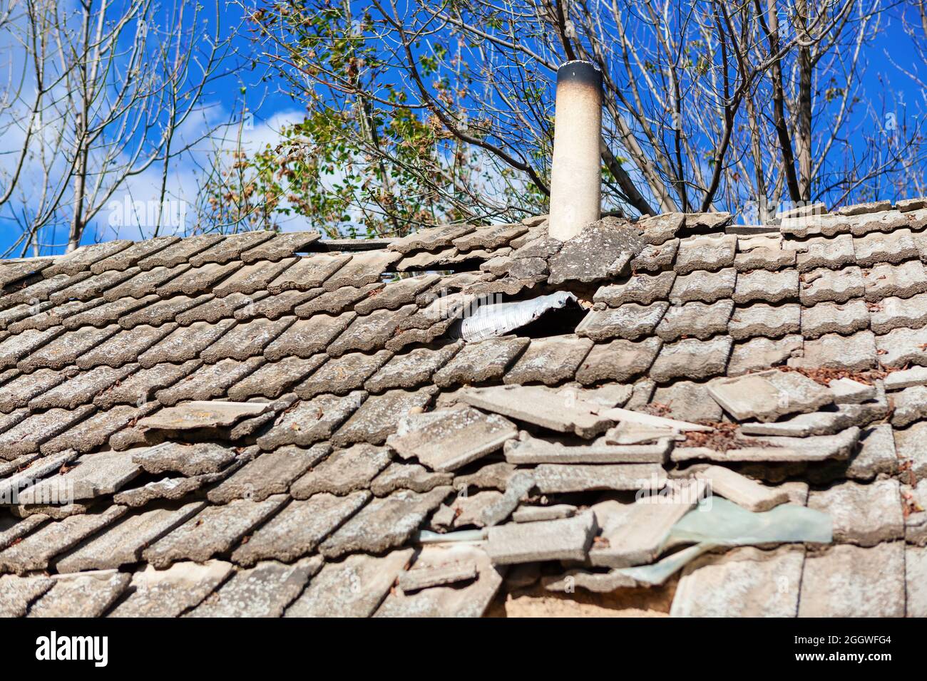 Ancien toit carrelé avec cheminée . Maison rustique avec toit cassé Banque D'Images