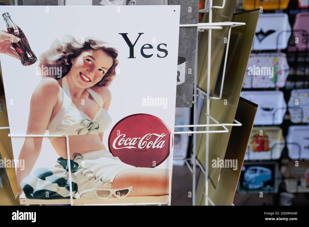 Bordeaux , Aquitaine France - 12 25 2020 : vintage Coca Cola pinup publicité signe logo café café café boisson gazeuse produite rafraîchissement Banque D'Images