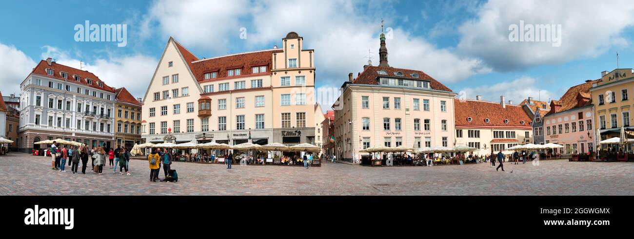 Tallinn, Estonie - 23 août 2021 : place du marché de Tallinn. Image panoramique de la place de la vieille ville dans le centre médiéval. Les touristes et les habitants de la région profitent du soleil Banque D'Images