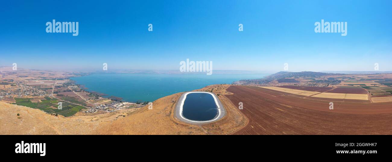 Superbe réservoir d'eau au sommet de la falaise d'Arbel surplombant la mer de Galilée, vue aérienne. Banque D'Images