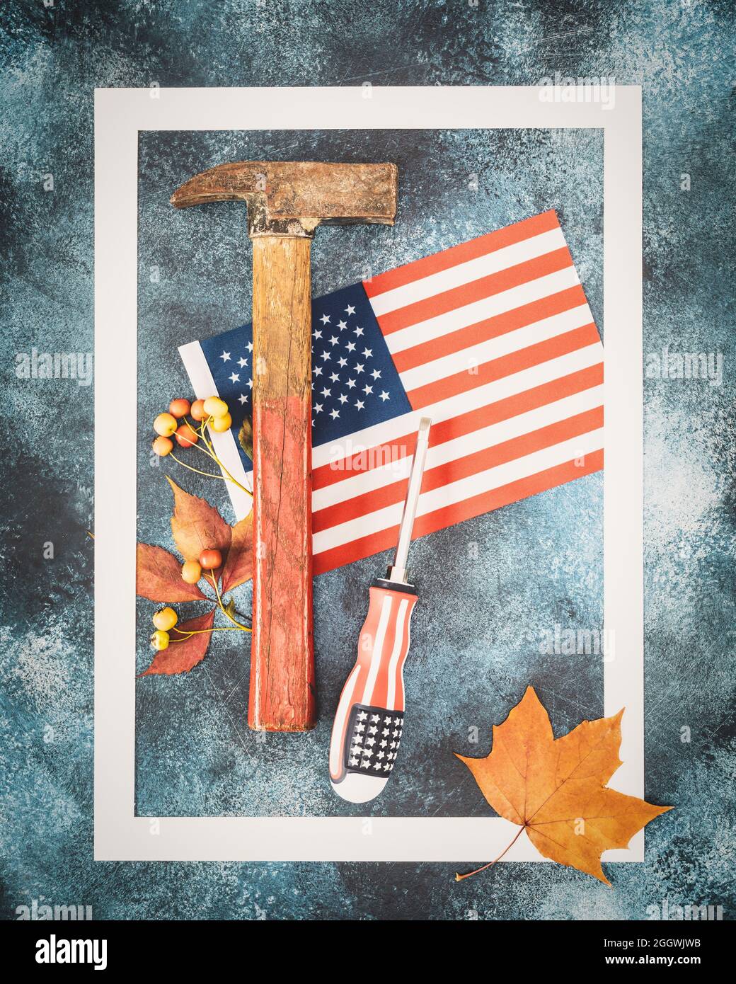 fête du travail, bannière de vacances avec drapeau américain, marteau, tournevis et feuilles d'automne dans un cadre blanc sur fond bleu. La fête du travail est l'Amérique et ca Banque D'Images