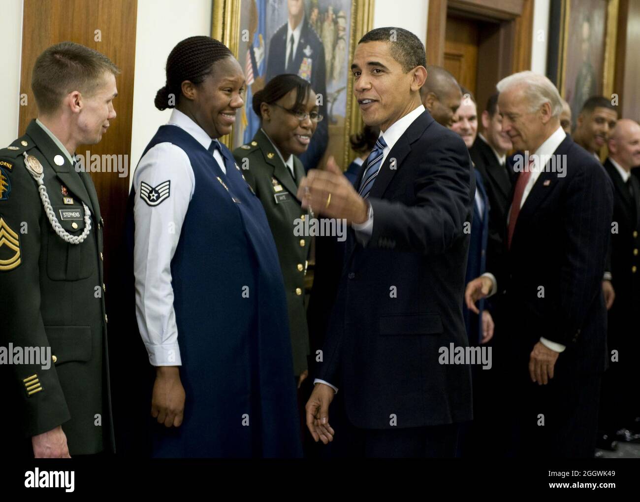 Le président des États-Unis Barack Obama et le vice-président Joe Biden accueillent les membres du service lors de leur première visite au Pentagone le 28 janvier. Obama a rencontré le secrétaire à la Défense Robert M. Gates, ADM de la Marine américaine. Mike Mullen, président des chefs d'état-major interarmées et de tous les chefs de service qui ont obtenu leur contribution sur la voie de l'avenir en Afghanistan et en Irak. Banque D'Images