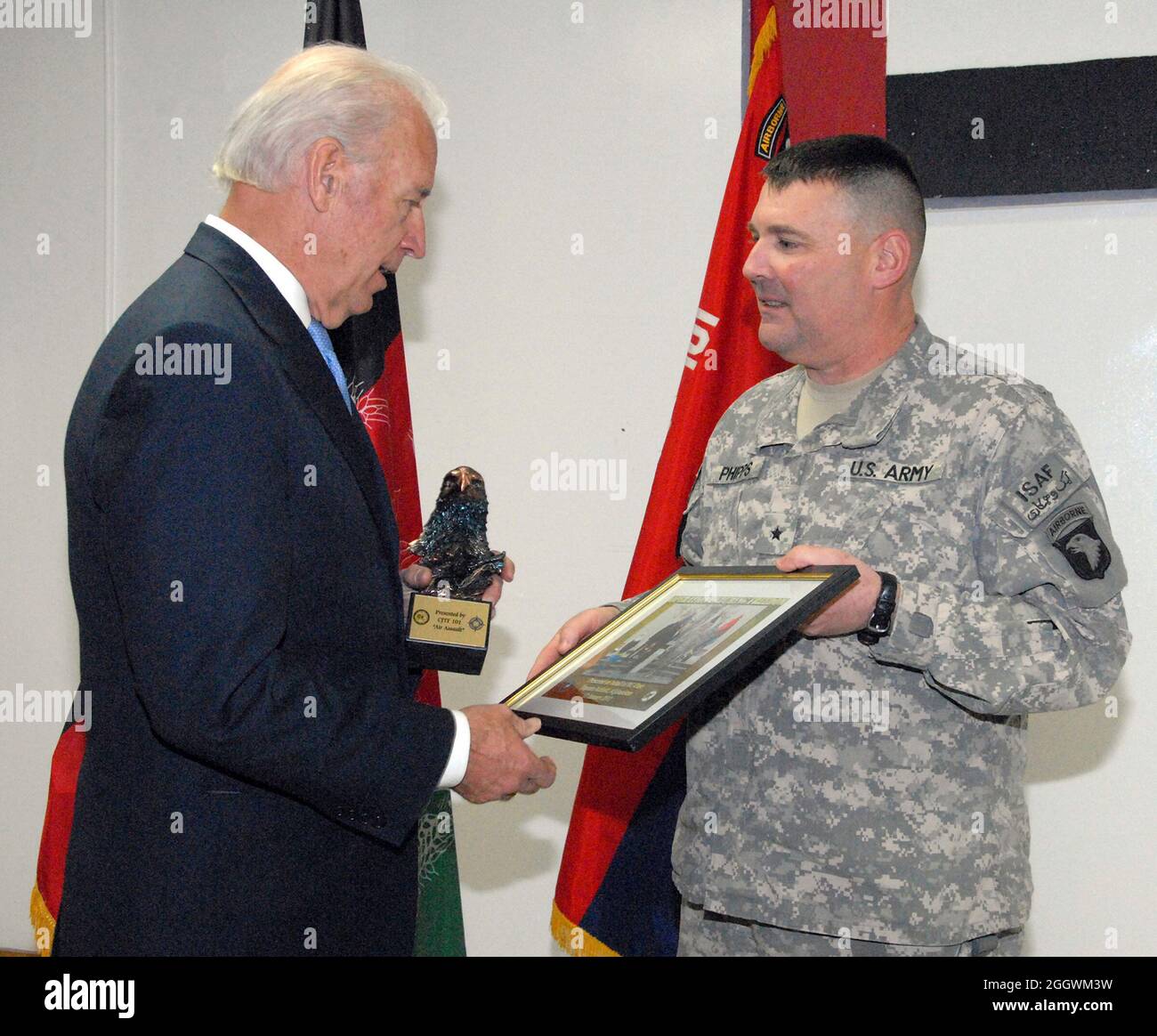 Brig. De l'armée américaine Le général Warren Phipps, commandant général adjoint pour le soutien de la Force opérationnelle interarmées 101 et du Commandement régional - est, présente le vice-président Joe Biden avec des cadeaux avant de quitter Bagram Air Field le 12 janvier. Biden s'est joint à environ 400 membres du service pour le petit déjeuner et a remercié chacun d'eux individuellement pendant sa visite. Banque D'Images