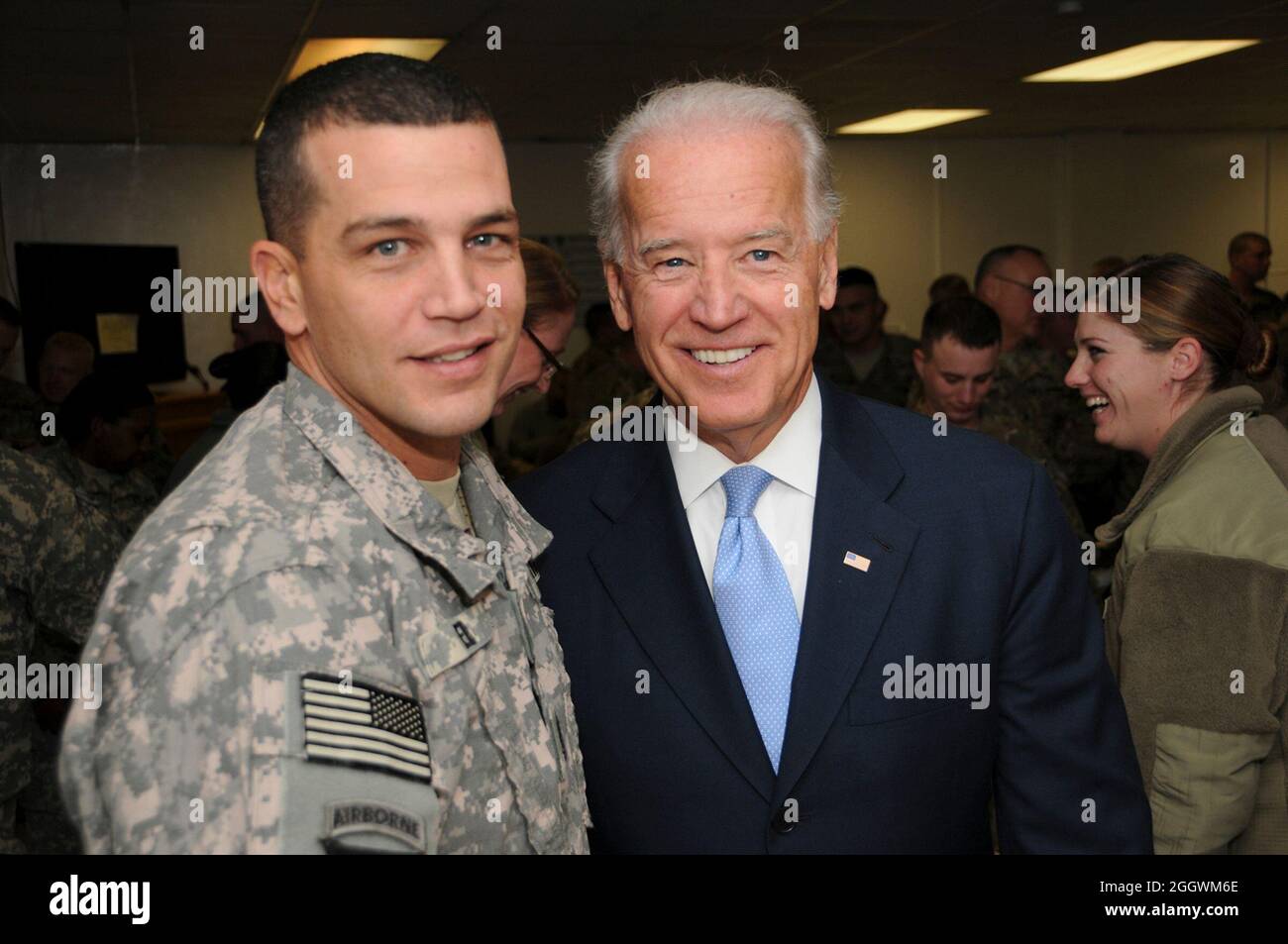 Le vice-président Joe Biden s'entretient avec le 1er sergent de l'armée américaine. Wesley M. Erb, de St. Augustine, Floride, 1er Bataillon, 265e Régiment d'artillerie de défense aérienne, lors de sa visite au terrain d'aviation de Bagram le 12 janvier. Banque D'Images