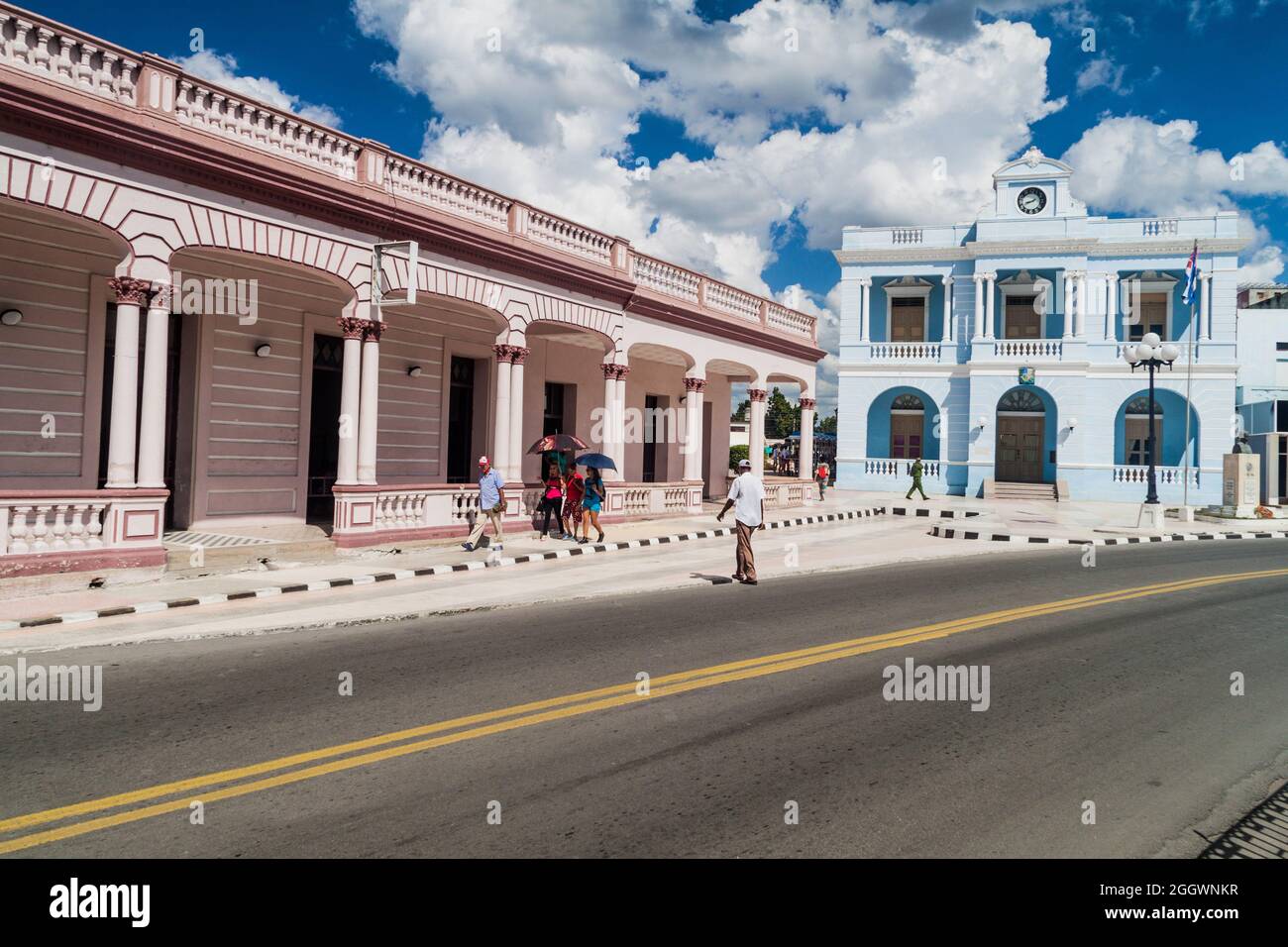 LAS TUNAS, CUBA - 27 JANVIER 2016 : anciens bâtiments dans le centre de Las Tunas. Banque D'Images