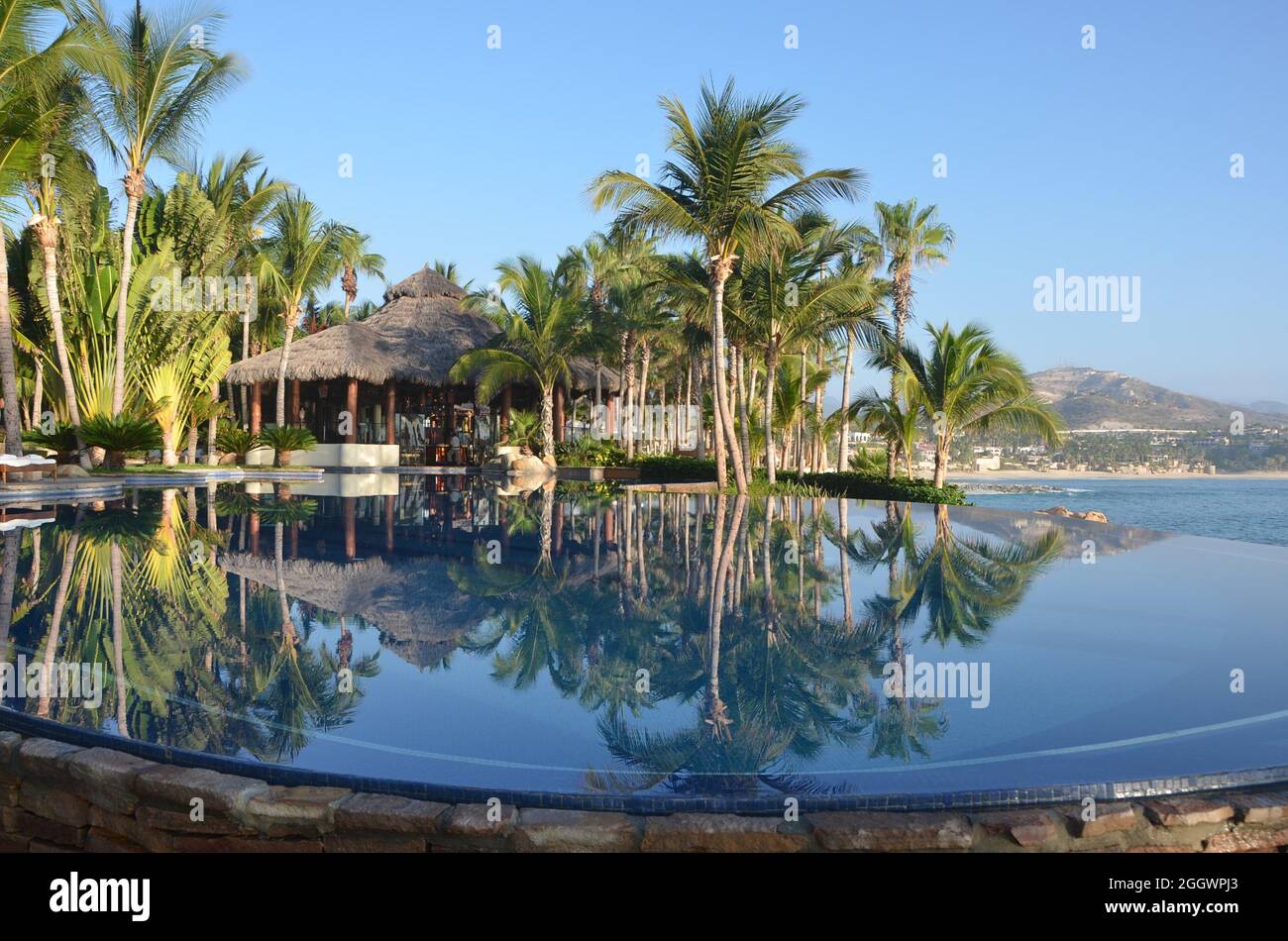 Vue tropicale sur la piscine Agua le restaurant gastronomique du complexe de luxe One&Only Palmilla à San José del Cabo, Baja California sur Mexico. Banque D'Images