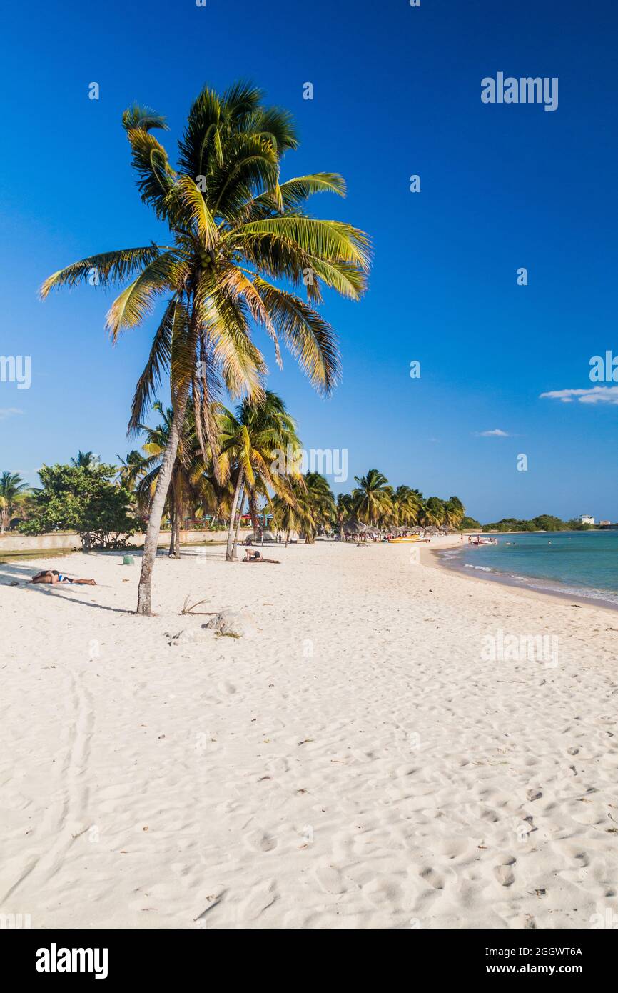 PLAYA GIRON, CUBA - 14 FÉVRIER 2016: Touristes à la plage Playa Giron, Cuba. Cette plage est célèbre pour son rôle pendant l'invasion de la baie des cochons. Banque D'Images