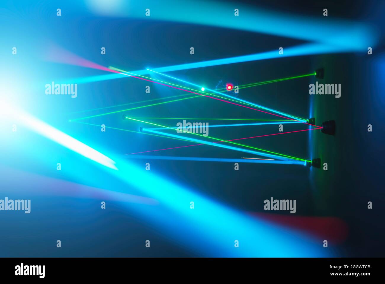 Faisceaux laser dans une pièce sombre, concept de maison amusante Banque D'Images